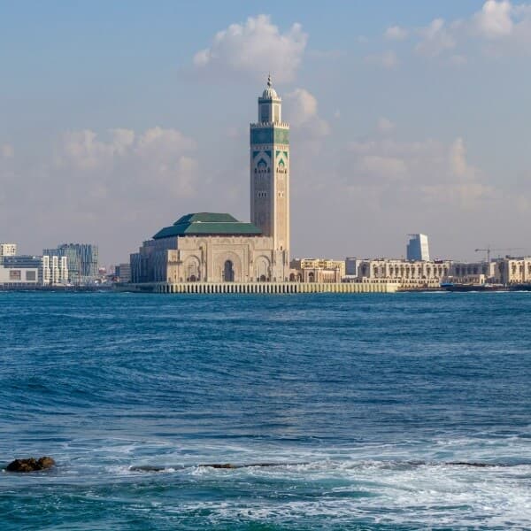 Utilisation d'une eSIM à Casablanca avec la Mosquée Hassan II en arrière-plan